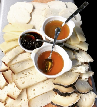 Tagliere di formaggi e miele piccolo