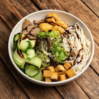Боул з тофу та цвітною капустою, удоном, баклажаном і соусом унагі (350г)