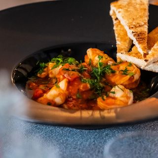 Fructe de mare la tigaie cu sos de rosii cherry