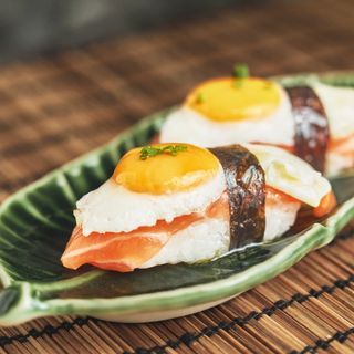 58. Nigiri De Solomillo De Vaca Y Huevo De Codorniz (2 Pzs.)