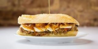 Bocadillo Mechada y Queso