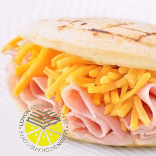 Arepa Con Jamón York Y Queso amarillo rallado 