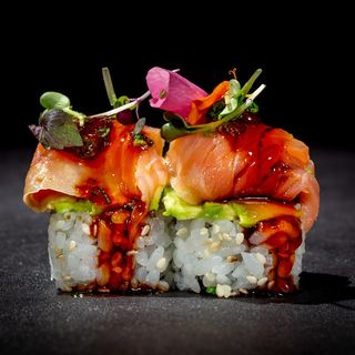 Uramaki salmon smoking truffle