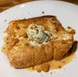 TORRIJA BRIOCHE CON HELADO Y CHOCO CALIENTE