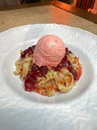 Špageti palačinke jagoda + sladoled jagoda