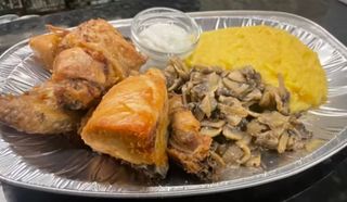 Meniu pui la ceaun cu mămăliguţa ,ciuperci sote şi usturoi