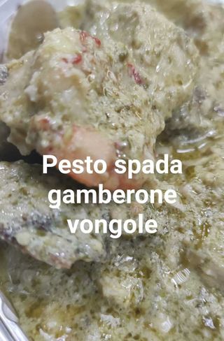 Spaghetti con pesto, pesce spada, vongole e gamberetti