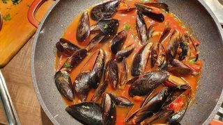 Midii în sos de vin