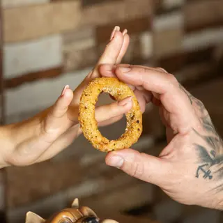 Aros de cebolla con salsa bbq