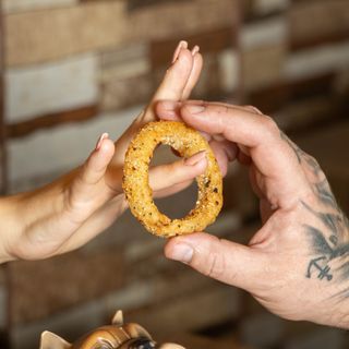 Aros de cebolla con salsa bbq