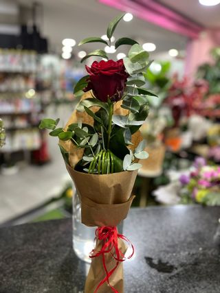 Rosa Individual com Papel Kraft e Verdes