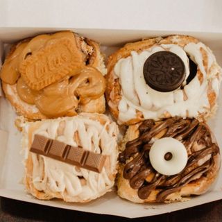 Rollito De Canela Con Choco Blanco Y Oreo