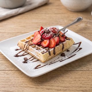 Gofre De Fruta Fresca Con Chocolate O Crema (Sin Helado)