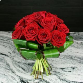 Bouquet compatto - 15 rose rosse