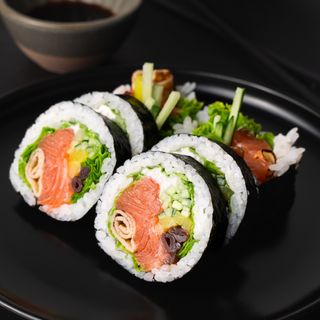 Futomaki Łosoś, serek, tamago