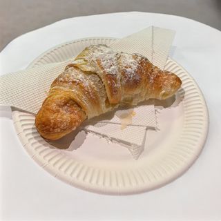 Croissant cu unt
