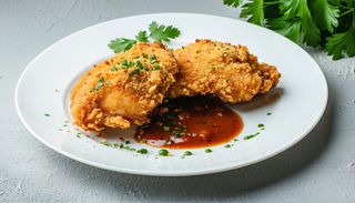 Carne de pui prăjită cu pesmet si sos