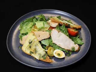 Салат з індичкою гриль та медово-гірчичним соусом (270g)