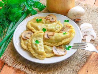 Вареники с курицей и грибами