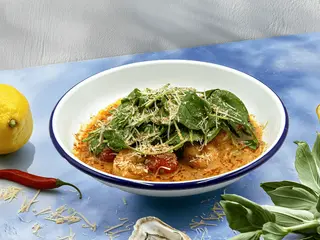 Grillowane awokado z pomidorkami i sosem orzechowym (210g)