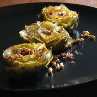 Flores (3) de Alcachofa Confitada con Salsita de Ajo y Jamón