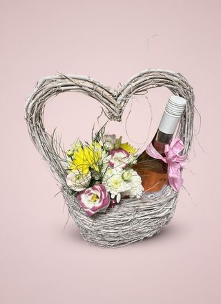 Аранжировка в кошница с вино