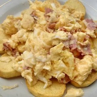 35. Huevos revueltos con papas y jamón