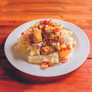 Yuca Con Chicharrón (Ración Entera)