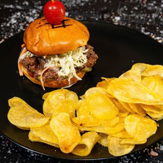 Cheese burger & cipsuri de cartofi 