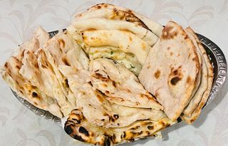 Assortimento di 4 tipi di pane tandoori