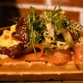 Бельгійські вафлі з лососем 