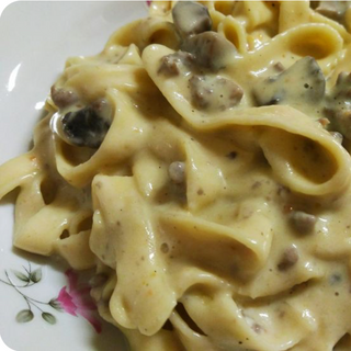 Tagliatelle Hechas A Mano Con Setas Y Salchicha