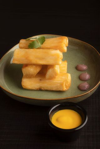 Yuquitas Fritas Con Salsa Huancaína