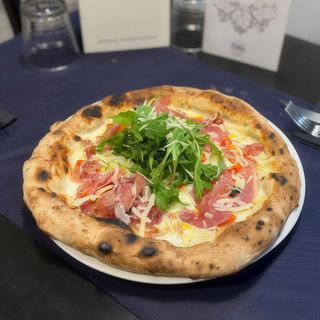 Pizza crudo e pomodorini