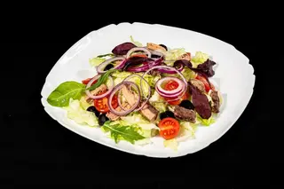 Салат с тунцом/ Salată cu ton