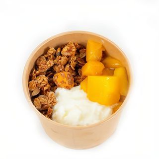 Bowl de Yogur Natural con mango y granola.