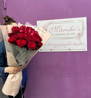 გრძელი წითელი ვარდების თაიგული