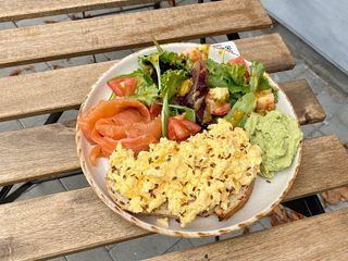 Скрембл з салатом і лососем