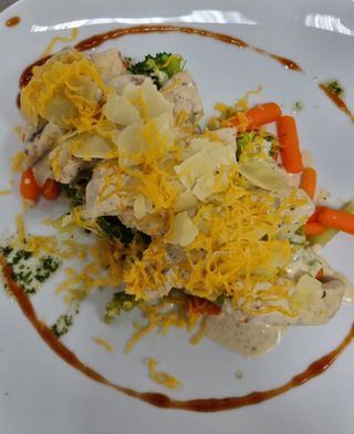 Пилешки медальони със зеленчуци на пара (400г)