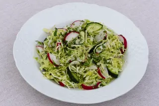 Salată de varză tânără cu ridichi, castravete proaspăt și verdeață