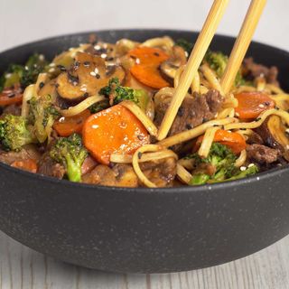 Удон з яловичиною, кукурудзою і овочами (460г)