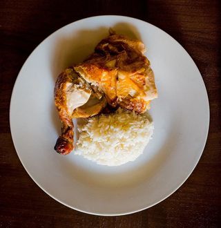 Frango Assado no Forno com Arroz e Salada