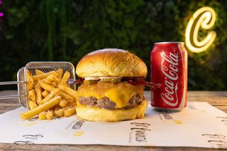 Combo Hamburguesa La Comenzada Con Bebida Y Patatas