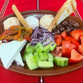 Салата Балкански Кът