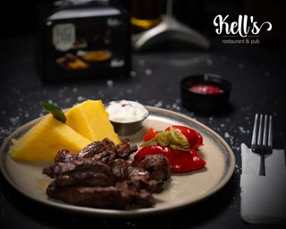 Pastrama de berbecut la gratar cu mamaliguta si usturoi