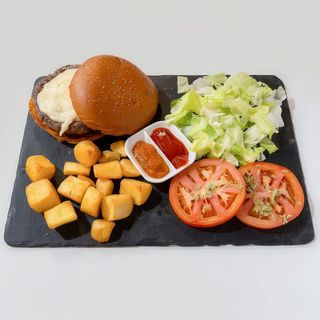 Hamburguesa buey con patatas fritas (200 g.)