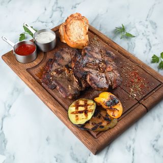 Стейк из баранины с овощами гриль