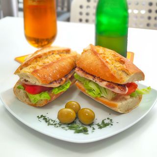 Combo Pepito de Lomo + 1 cerveza Alhambra 1925