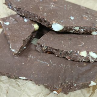 Крафтовий шоколад з горіхами та сухофруктами