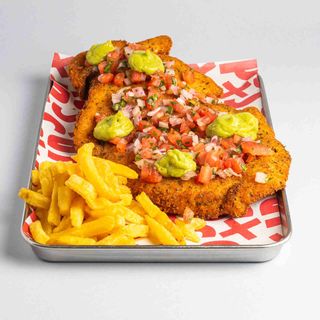 Milanesa de pollo con patata frita , pico de gallo y guacamole